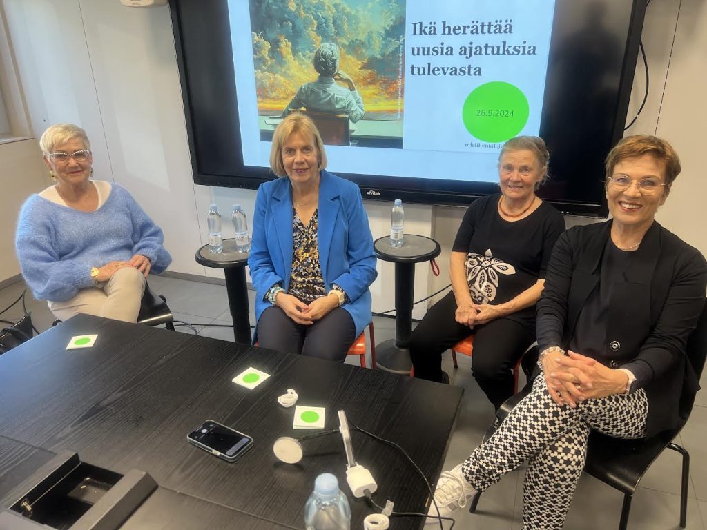 Panelistit Mirja Erlund (vas.), Marketta Rantama ja Irene Taavetti sekä juontajana toiminut MIELI Henkilöjäsenet ry:n toiminnanjohtaja Eila Ruuskanen-Himma. istuvat paneelissa kuvattavana