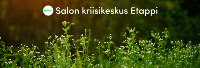 Vihreitä kasveja matalalta kuvattuna, Kriisikeskus Etapin logo.